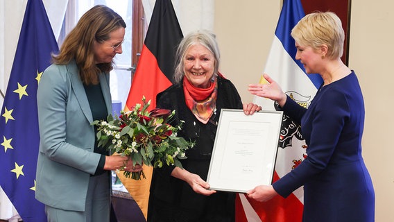 Kulturministerin Bettina Martin und Ministerpräsidentin Manuela Schwesig gratulieren Autorin Helga Schubert zur Verleihung des Kulturpreises MV © Ulrich Perrey/dpa Foto: Ulrich Perrey