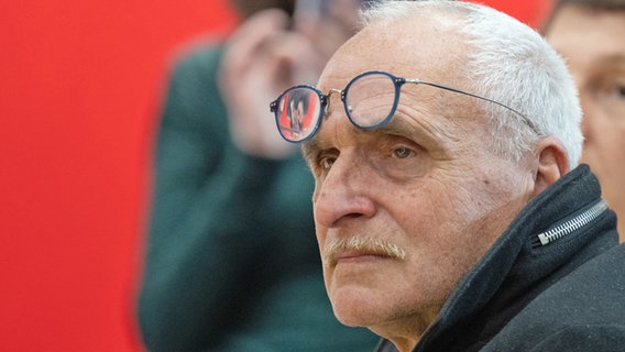 Ein älterer Mann mit Brille schaut seitlich - PEN Zentrum Deutschland Präsident José Oliver tritt zurück © Foto: Hendrik Schmidt/dpa +++ dpa-Bildfunk +++ Foto: Hendrik Schmidt