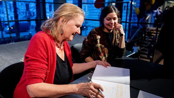 Cornelia Funke signiert ein Buch bei der Kinderbuchmesse KIBUM © Hauke-Christian Dittrich/dpa-Bildfunk Foto: Hauke-Christian Dittrich