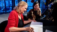 Cornelia Funke signiert ein Buch bei der Kinderbuchmesse KIBUM © Hauke-Christian Dittrich/dpa-Bildfunk Foto: Hauke-Christian Dittrich