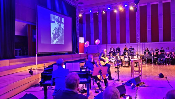 Ein Mann spielt Gitarre, drumherum sitzen Zuschauer im Rolf-Liebermann-Studio in Hamburg © NDR Foto: Peter Helling