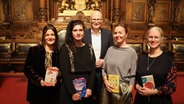 Peter Tschentscher (M), Hamburgs Erster Bürgermeister, und die Autorinnen Mia Raben (l-r), Karen Köhler, Simone Buchholz und Isabel Bogdan stehen bei einem Gruppenfoto im Rahmen der Veranstaltungsreihe "Literatur im Rathaus" im Großen Festsaal zusammen. © picture alliance/dpa | Christian Charisius 