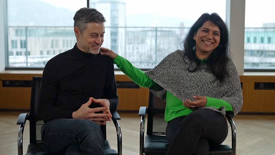 Meron Mendel und Saba-Nur Cheema sitzen nebeneinander zum Interview und lachen. © NDR.de 