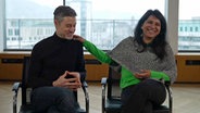 Meron Mendel und Saba-Nur Cheema sitzen nebeneinander zum Interview und lachen © NDR.de 