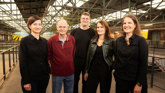 Fünf Personen stehen nebeneinander und lächeln in die Kamera (v.l.n.r. Katharina Bünger, Klaus Voß, Timo Schröder, Katharina Picandet, Franziska Otto) © Andreas Hornoff / Nautilus Verlag 