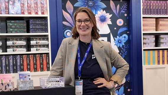 Maria Meibohm von der Braunschweiger Buchhandlung Graff vor ihrem Messestand auf der Frankfurter Buchmesse © NDR / Maren Ahring 