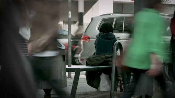 Eine Frau sitzt auf einer Bank © Screenshot NDR 