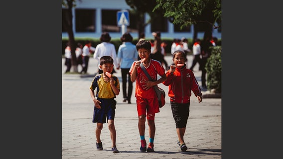 Abbildung aus "Warten auf den Regenbogen. Zehn Jahre Nordkorea" © Xiomara Bender Foto: Xiomara Bender