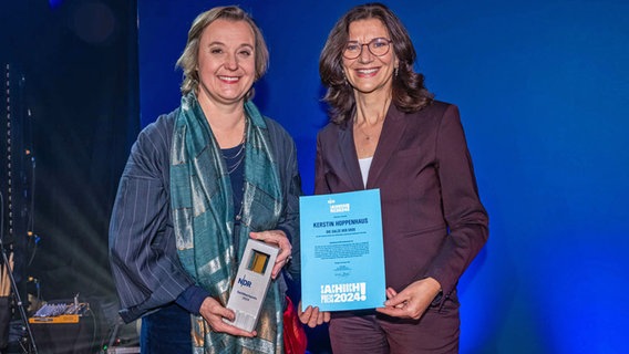 NDR Sachbuchpreis-Gewinnerin Kerstin Hoppenhaus (l.) mit NDR Programmdirektorin Katja Marx. © NDR.de Foto: Axel Herzig