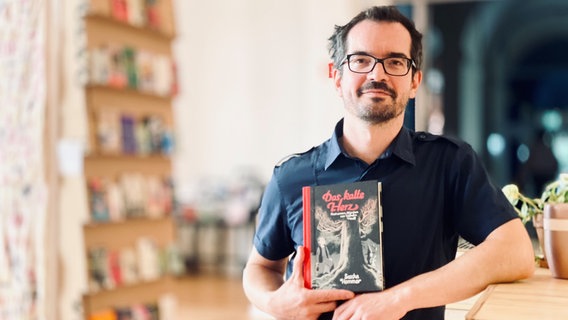 Sascha Hommer mit Buch "Das Kalte Herz" © NDR.de Foto: Mathias Heller