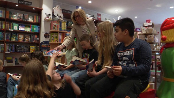 Kinder sitzen in einer Buchhandlung © NDR.de 