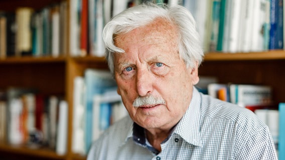 Der Schriftsteller Arno Surminski kurz vor seinem 80. Geburtstag in seiner Hamburger Wohnung. © picture alliance / dpa Foto: Markus Scholz