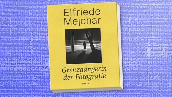 Buchcover: Elfriede Mejchar - Grenzgängerin der Fotografie © Hirmer Verlag 