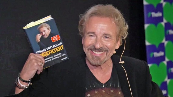 Thomas Gottschalk hält sein Buch "Ungefiltert" in der Hand © NDR 