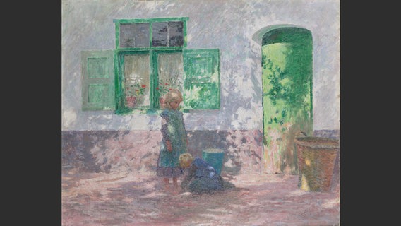 Ein Gemälde von Emile Claus, das eine Person zeigt, die vor einem Haus mit grüner Tür und grünen Fenstern steht. © Gemäldegalerie - Staatliche Museen zu Berlin / Eigentum des Museums für Westliche und Östliche Kunst Odesa Foto: Christoph Schmidt