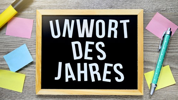 Auf einer Tafel steht "Unwort des Jahres" © picture alliance / CHROMORANGE | Christian Ohde Foto: Christian Ohde