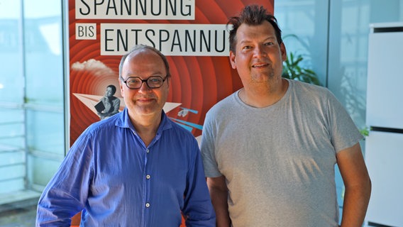 Schauspieler, Autor und Hörspielsprecher Jens Wawrczeck steht neben NDR Kultur Moderator Philipp Schmid im Landesfunkhaus des Norddeutschen Rundfunks Hamburg © NDR Foto: Franziska Dieckmann