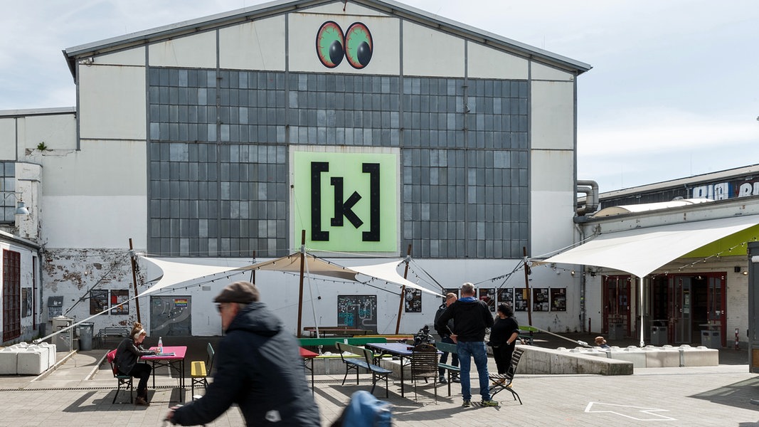 Blick auf den Vorplatz mit Eingang und der Halle K6 der Kulturfabrik Kampnagel