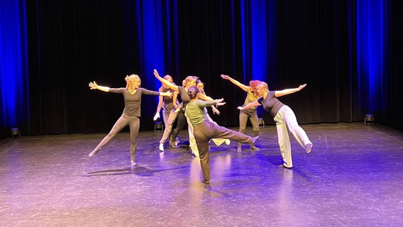 Erstsemester des neuen Studiengangs "Lehramt Theater" auf einer schwarzen Bühne. © Hochschule für Musik und Theater Hamburg Foto: Julia Gieseler