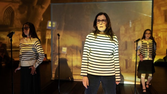 Die drei Schauspielerinnen Anna Maria Köllner, Oda Thormeyer und Linda Kuric, alle in einem blau-weiß-geringeltem Shir auf der Bühne des Thalia in der Gaußstraße in "Alles, was wir nicht erinnern". © Armin Smailovic 