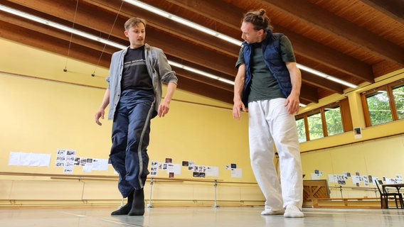 Zwei Tänzer (Dariusz Nowak und Joshua Haines) proben © NDR.de/ AAgnes Bührig Foto: Agnes Bührig