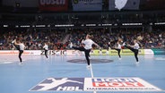 Auf einem Handballfeld stehen junge Frauen, die gemeinsam tanzen. © Lehrter Sportverein Hannover / Leena Stratmann 