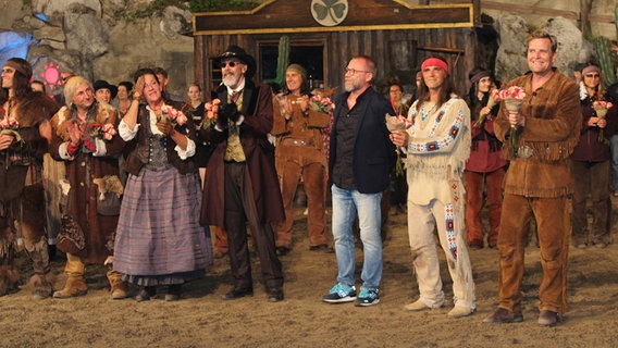 Cast von "Der Ölprinz" beim Schlussapplaus © NDR.de Foto: Doreen Pelz