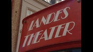 Ein Schild mit der Aufschrift "Landestheater" © NDR Screenshot 