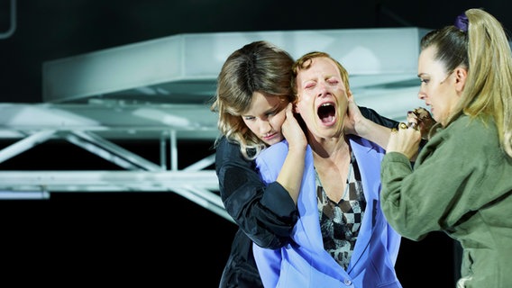 Szene aus "König Lear": Zwei Frauen beruhigen eine dritte © Schauspiel Hannover / Katrin Ribbe Foto: Katrin Ribbe