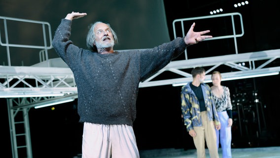 Szene aus "König Lear": Ein Mann in grauem Pullover in tänzerischer Haltung © Schauspiel Hannover / Katrin Ribbe Foto: Katrin Ribbe