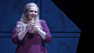 Lena Kutzner steht auf der Bühne in der Rolle der Isolde © NDR.de 