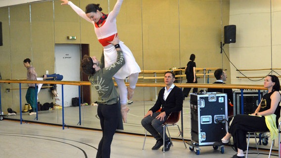 Zwei Tänzer proben vor den Augen von Yaroslav Ivanenko ihre Rollen für das Stück "Giselle". © NDR Foto: Anne Passow