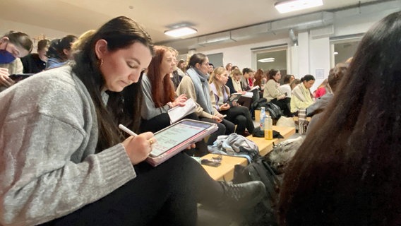 Schülerinnen machen sich während der Masterclass Notizen © NDR.de Foto: Mathias Heller