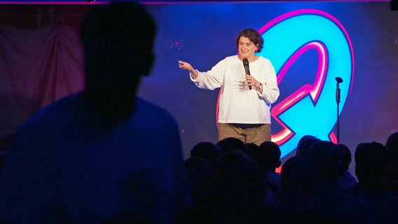 Frau steht auf der Bühne des Quatsch Comedy Club © NDR.de 