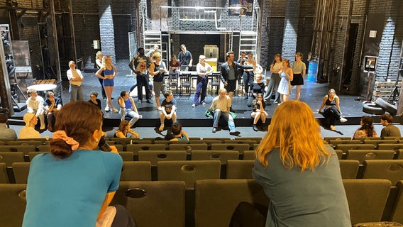 Die Choreografin  Lina Spaita (l.) und die Regisseurin Ilka Kottkamp blicken aus dem Zuschauerraum auf die Proben der Stage School zu dem Musical "RENT". © Mathias Heller 