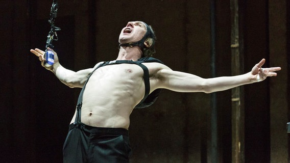 Lars Eidinger als Richard III in einer Szene mit freiem Oberkörper © picture alliance / Photoshot 