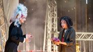 Franziska Werner als Meister Hora und Paulina Hobratschk als Momo auf der Bühne des Oldenburgischen Staatstheaters © Oldenburgisches Staatstheater Foto: Stephan Walzl