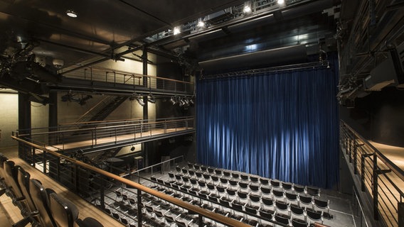 Ein Theatersaal mit leeren Stühlen und einem geschlossenen blauen Vorhang. © Staatstheater Braunschweig Foto: Volker Beinhorn