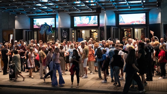 Besucher stehen vor dem Eingang des Schauspielhauses © G2 Baraniak Foto: G2 Baraniak