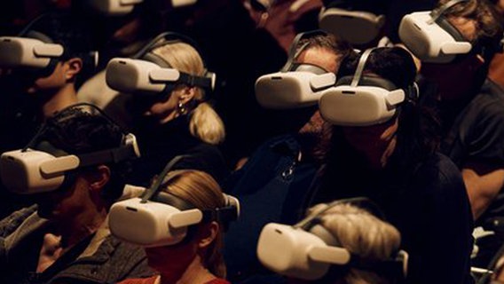 Menschen sitzen mit VR-Brillen in einem Theater © Thomas M. Jauk Foto: Thomas M. Jauk