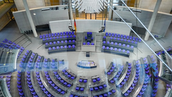 Der leere Plenarsaal im Deutschen Bundestag © picture alliance / Flashpic Foto: Jens Krick