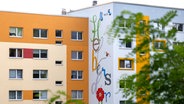 Sanierte, bunt bemalte Plattenbau-Gebäude mit Graffiti in Chemnitz im Stadtteil Helbersdorf im Heckert-Gebiet, erbaut 1974 © Hendrik Schmidt/dpa +++ dpa-Bildfunk Foto: Hendrik Schmidt