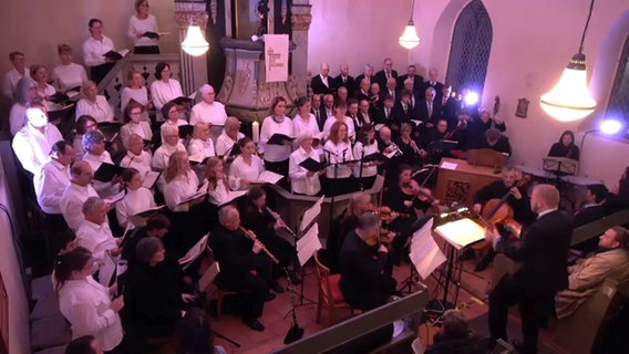 Musizierende in einer Kirche © Screenshot NDR 