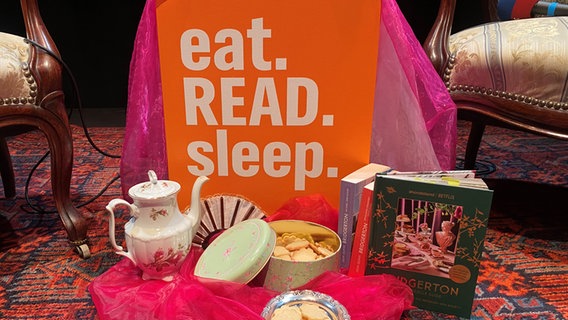 Kekse und Bücher sind vor einem eat.READ.sleep. Schild aufgestellt © NDR 