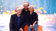 Die Hosts Katharina, Daniel und Jan von eat.READ.sleep im Weihnachtslook © NDR Foto: Patricia Batlle