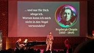 Ein Sänger und eine Pianist auf der Bühne, im Hintergrund ist ein Proträt von Frédérik Chopin zu sehen. © NDR.de Foto: Merle Weisser