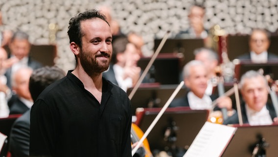 Igor Levit steht in der Elbphilharmonie © Daniel Dittus/Elbphilharmonie Foto: Daniel Dittus