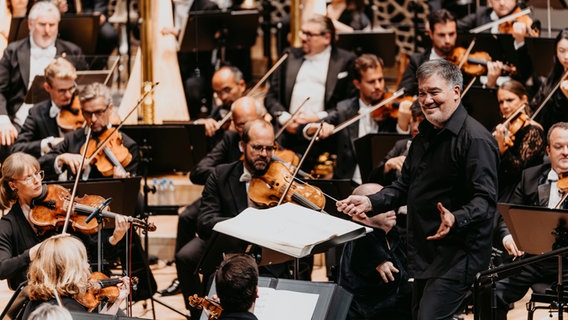 Alan Gilbert dirigiert das NDR Elbphilharmonie Orchester © Sophie Wolter 