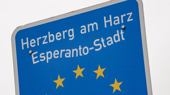 Auf einem blauen Schild steht "Herzberg am Harz - Esperanto-Stadt" © picture alliance/dpa | Foto: Swen Pförtner