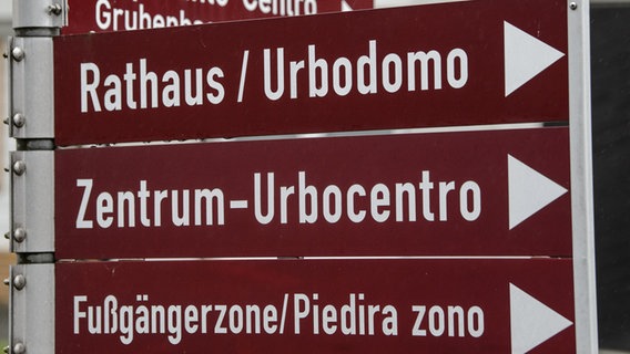 Straßenschilder mit Aufschriften in Deutsch und Esperanto © picture alliance/dpa | Foto: Swen Pförtner